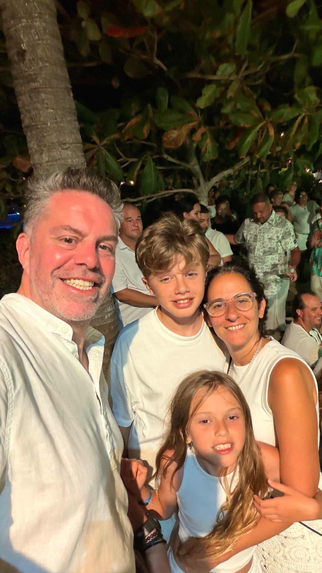 La familia disfrutando una noche en el resort