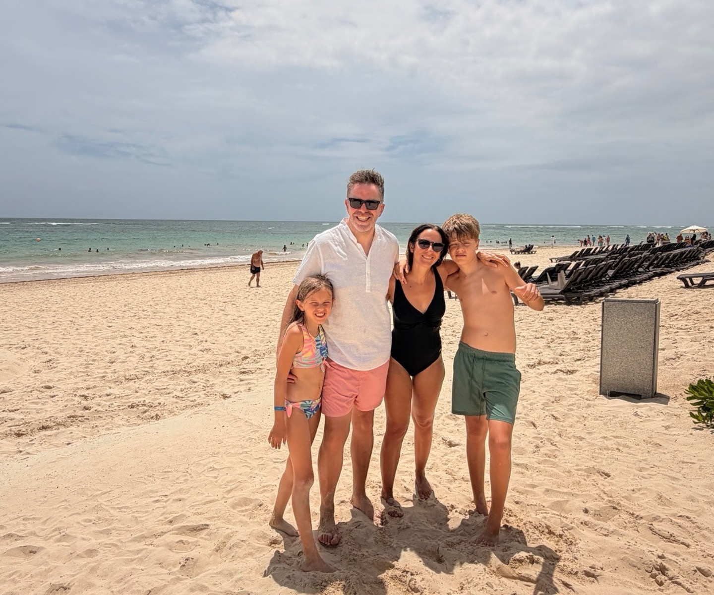 La familia en la playa del resort