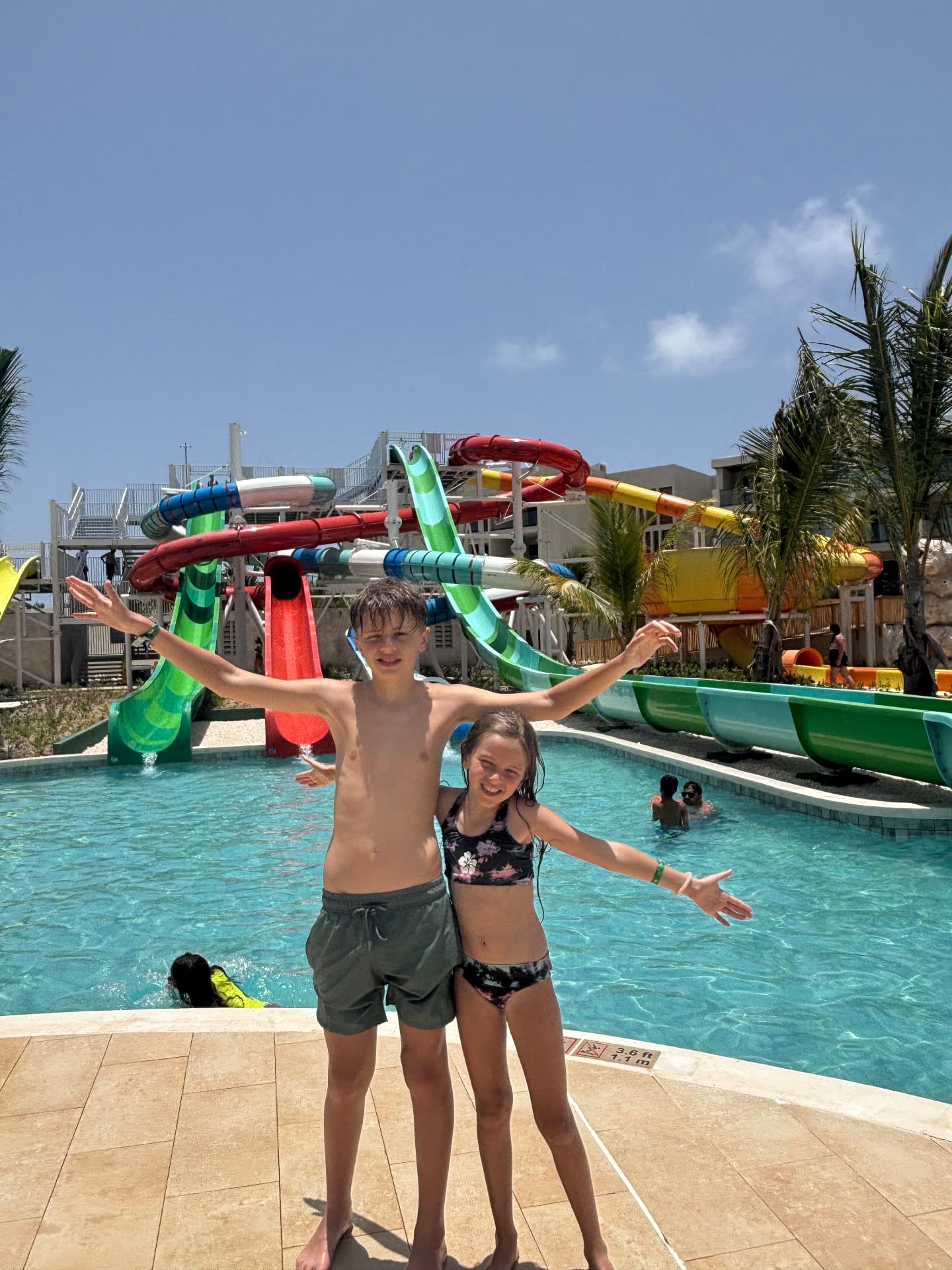 Benjamín y Margarita junto al parque acuático del resort