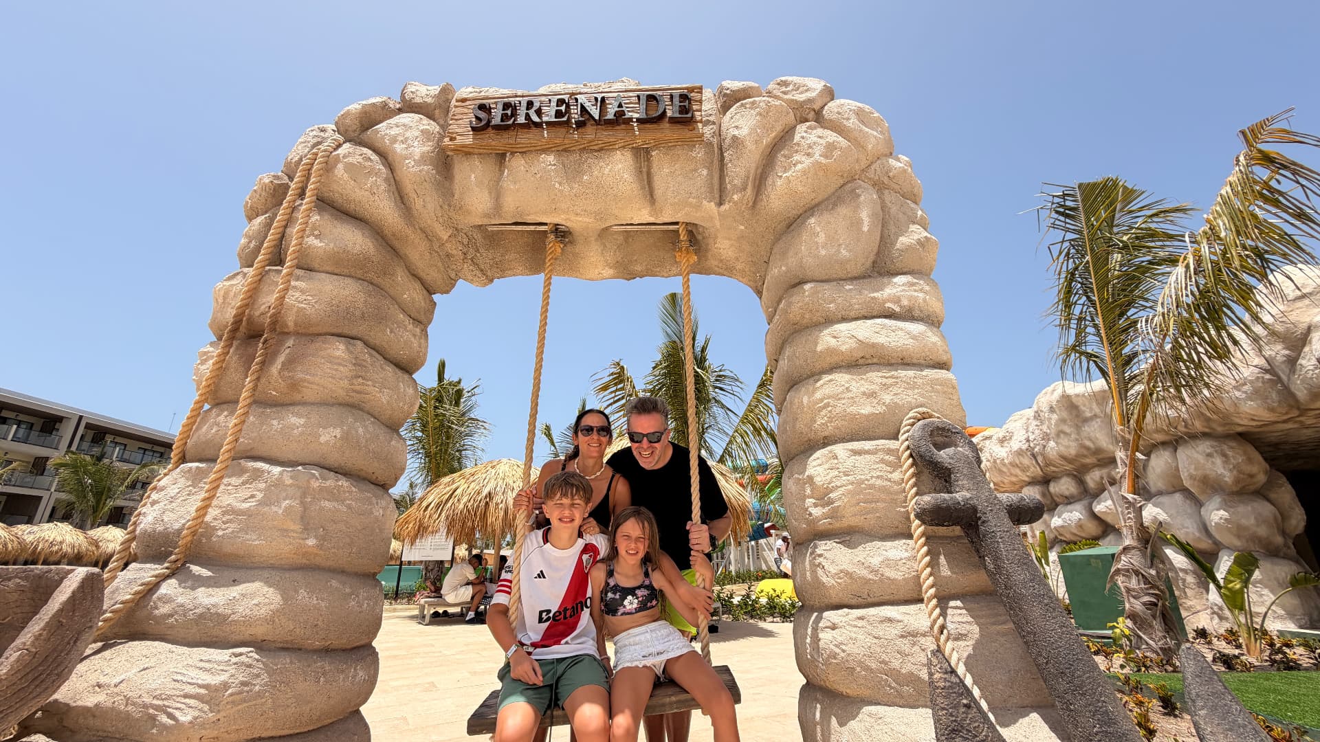 La familia disfrutando un columpio en el resort