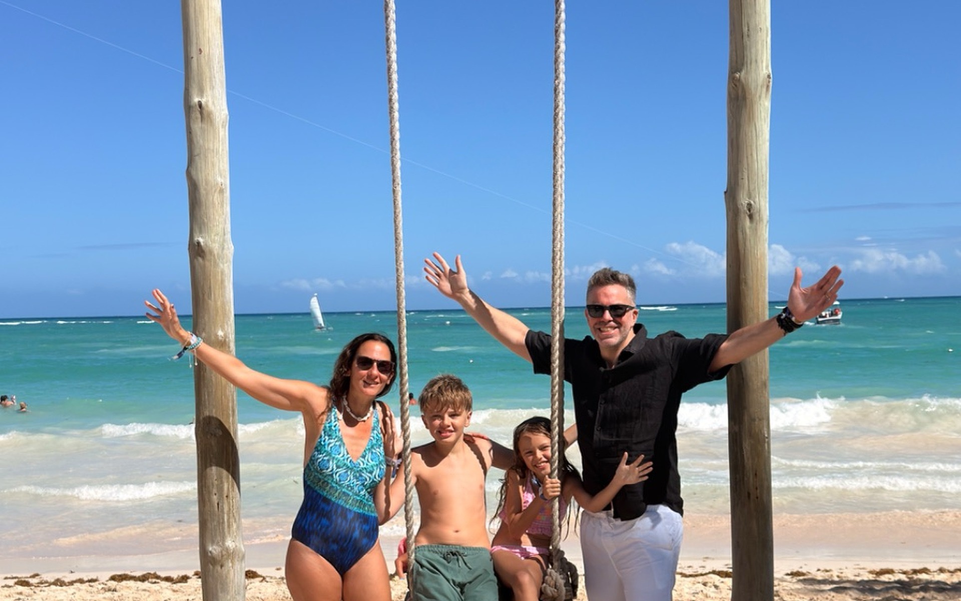 La familia en una hamaca frente al mar