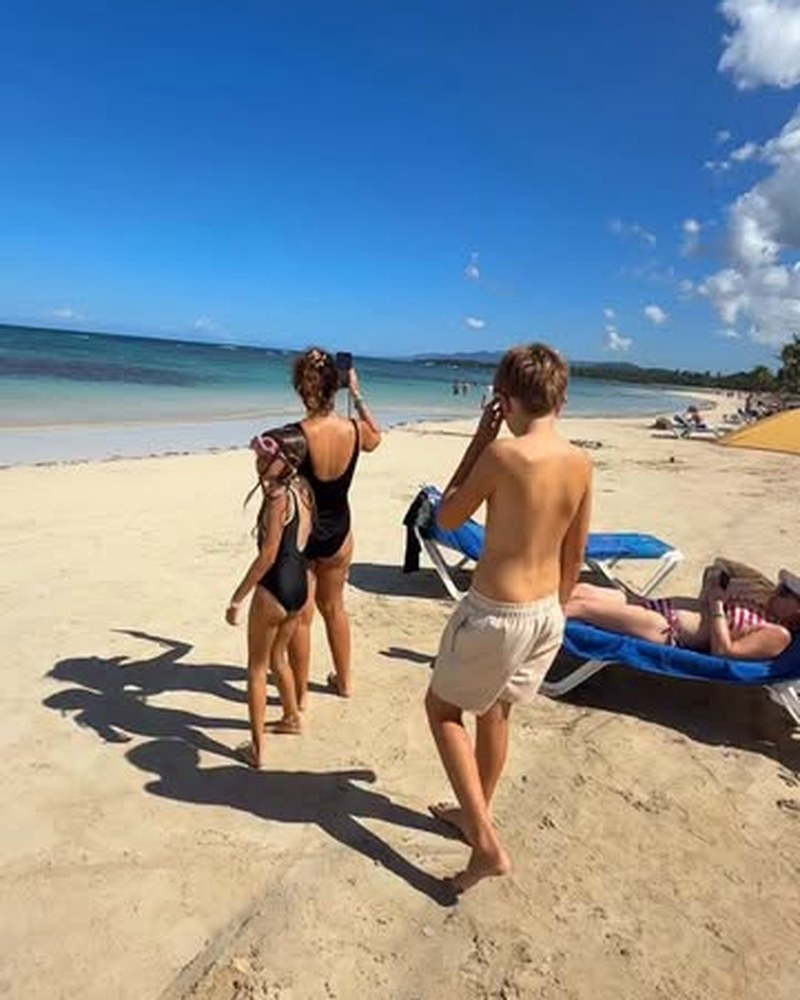 La playa turquesa de un resort all inclusive en el Caribe
